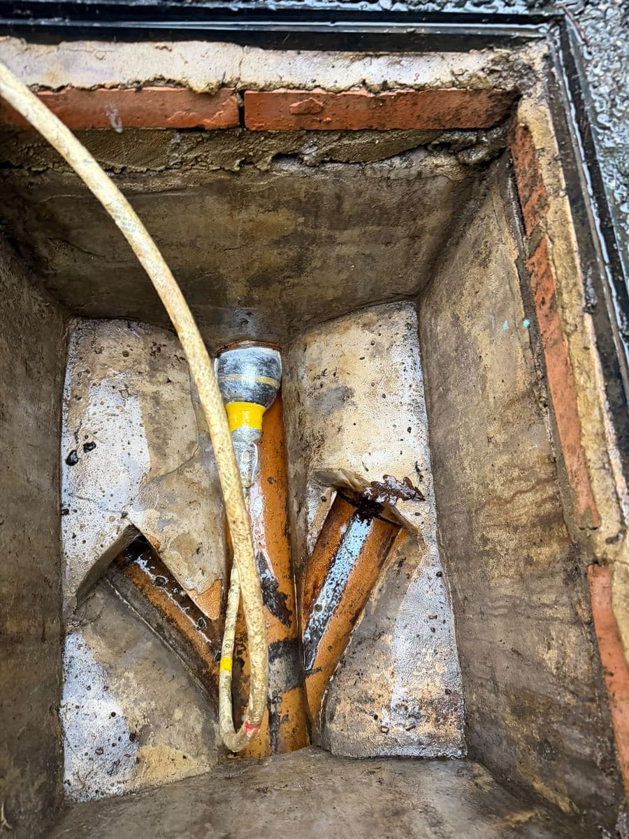 Patch liner going into a damaged pipe